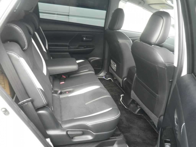 Toyota Prius Alpha GS
