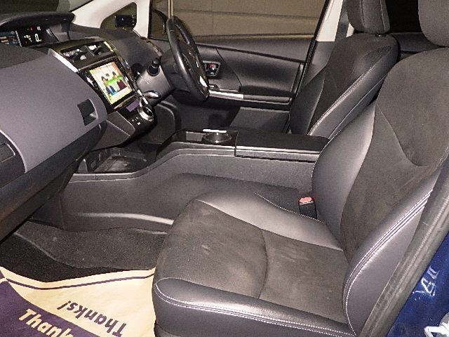 Toyota Prius Alpha G Touring