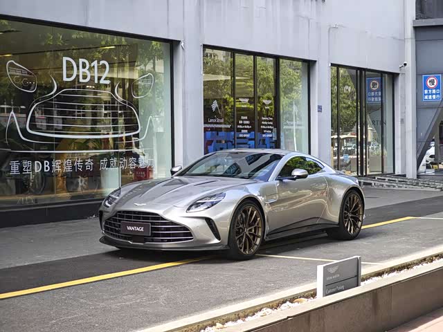 Aston Martin V8 Vantage 2024 — фото 1