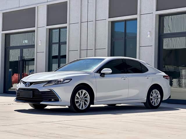 Toyota Camry 2022 — фото 1