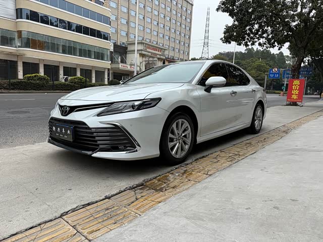 Toyota Camry 2021 — фото 1