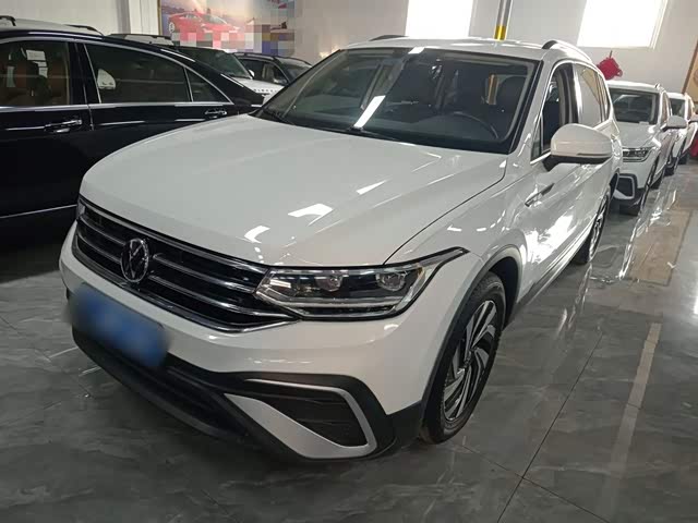 Volkswagen Tiguan L 2023 — фото 1