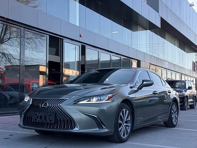 Lexus ES 2020 — фото 1