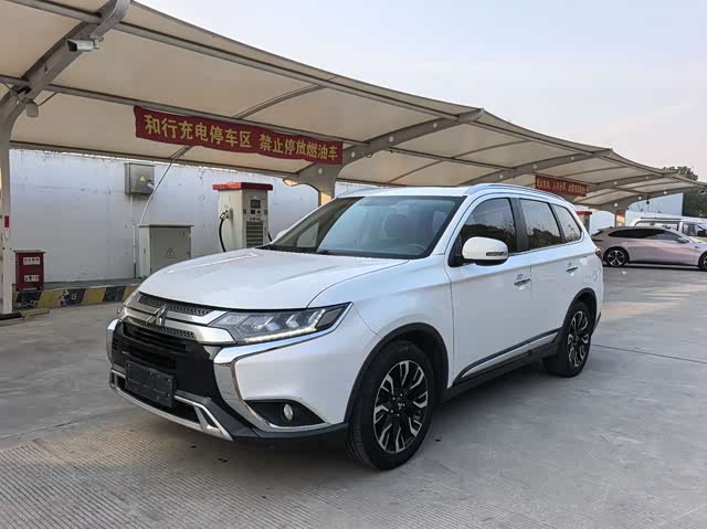 Mitsubishi Outlander 2020 — фото 1