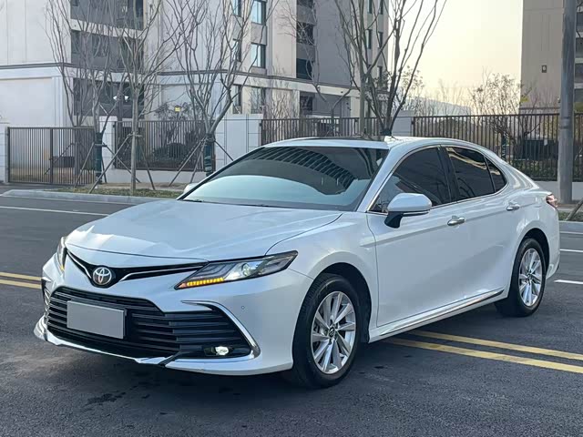 Toyota Camry 2023 — фото 1