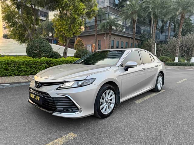 Toyota Camry 2022 — фото 1