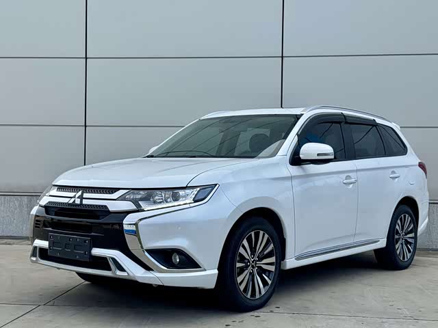 Mitsubishi Outlander 2021 — фото 1