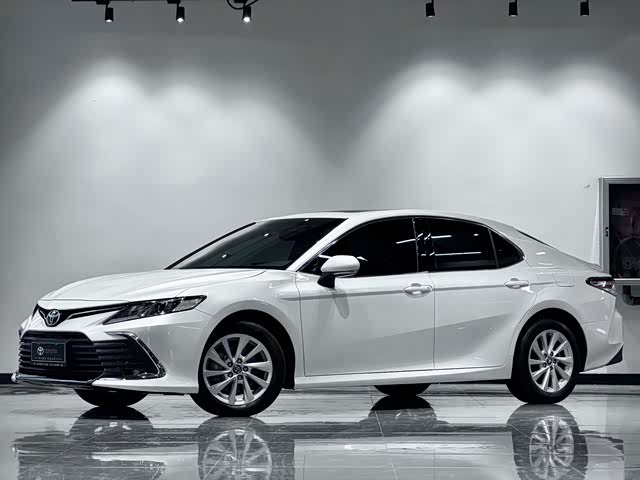 Toyota Camry 2022 — фото 1