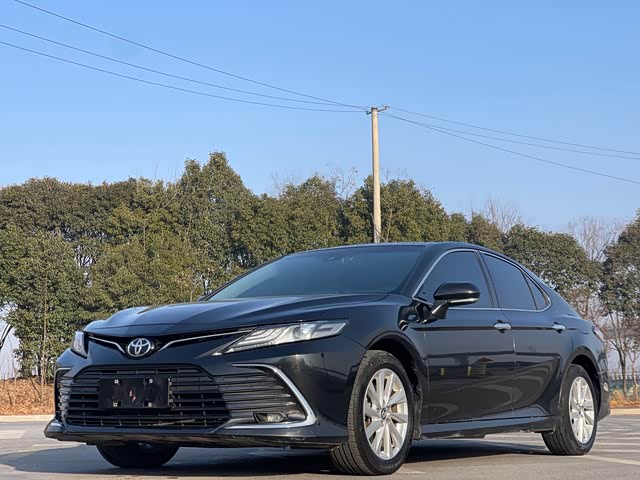 Toyota Camry 2023 — фото 1