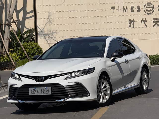 Toyota Camry 2023 — фото 1