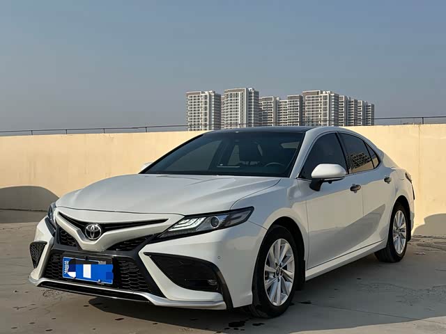 Toyota Camry 2023 — фото 1