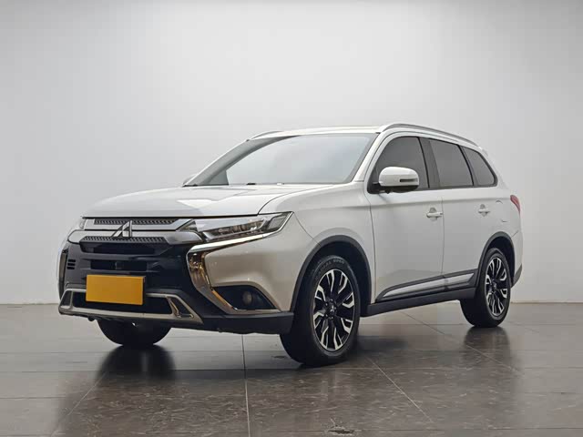 Mitsubishi Outlander 2020 — фото 1