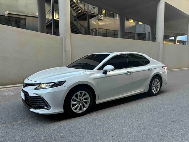 Toyota Camry 2022 — фото 1