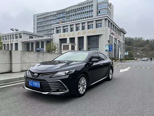 Toyota Camry 2023 — фото 1