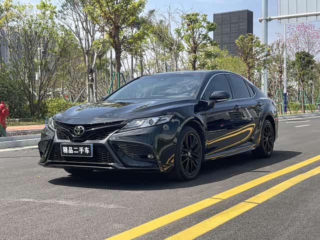 Toyota Camry 2022 — фото 1