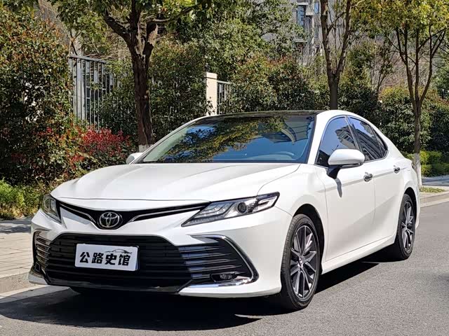 Toyota Camry 2021 — фото 1