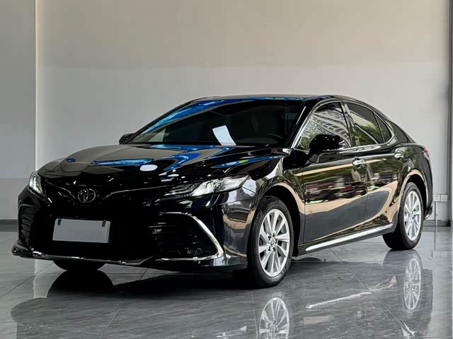 Toyota Camry 2023 — фото 1