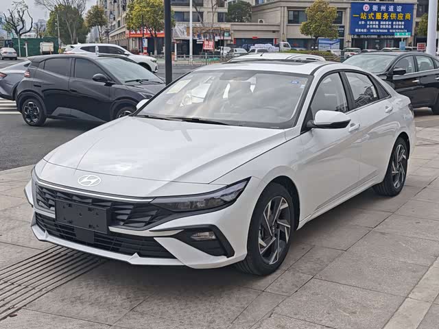 Hyundai Elantra 2023 — фото 1