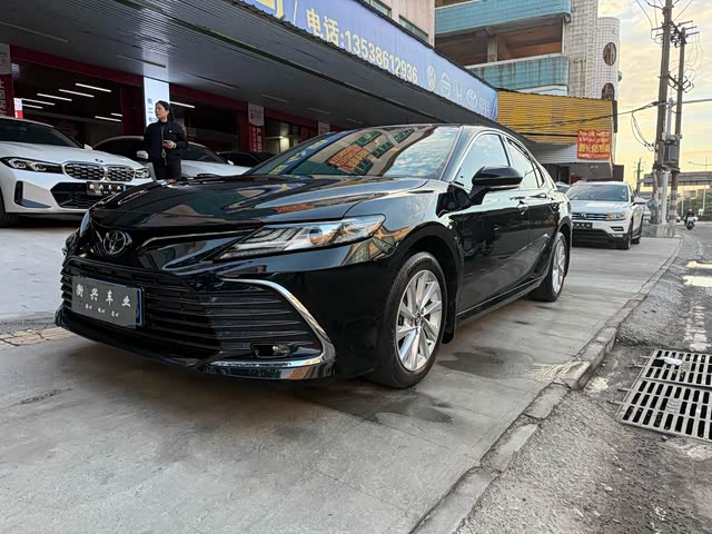 Toyota Camry 2023 — фото 1