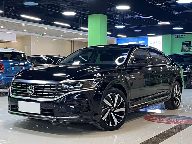 Volkswagen Passat 2023 — фото 1