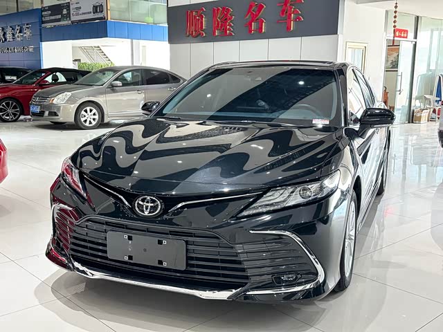 Toyota Camry 2023 — фото 1