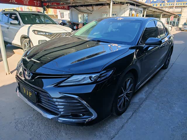 Toyota Camry 2023 — фото 1