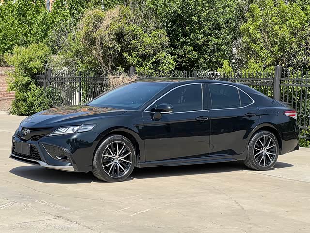 Toyota Camry 2021 — фото 1