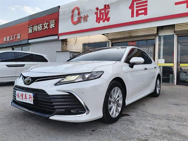 Toyota Camry 2023 — фото 1
