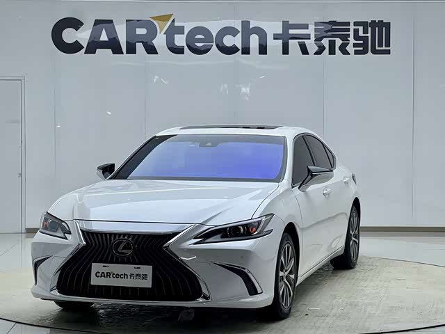 Lexus ES 2020 — фото 1