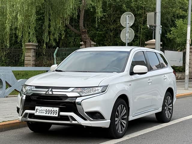 Mitsubishi Outlander 2021 — фото 1