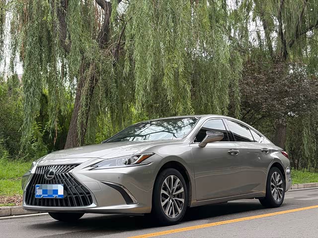 Lexus ES 2022 — фото 1