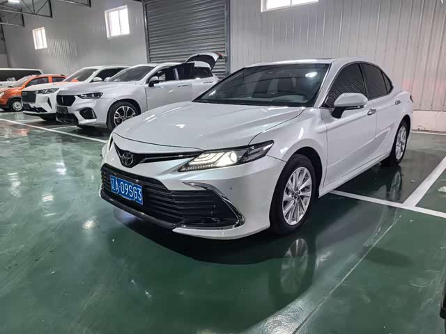 Toyota Camry 2023 — фото 1