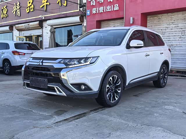 Mitsubishi Outlander 2021 — фото 1