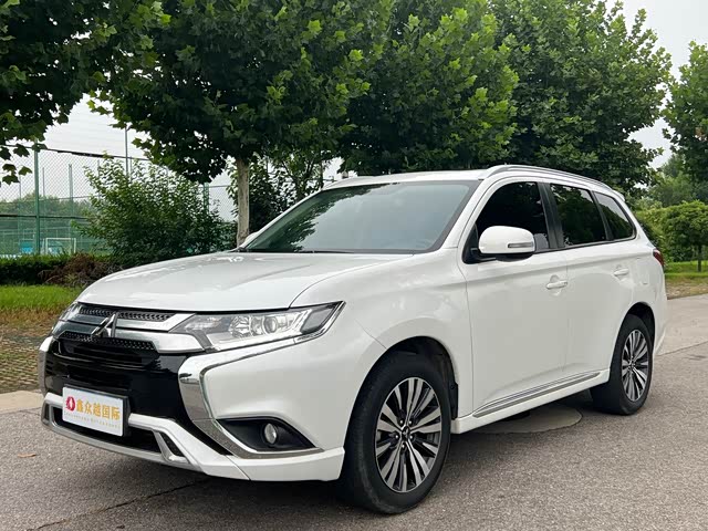 Mitsubishi Outlander 2021 — фото 1