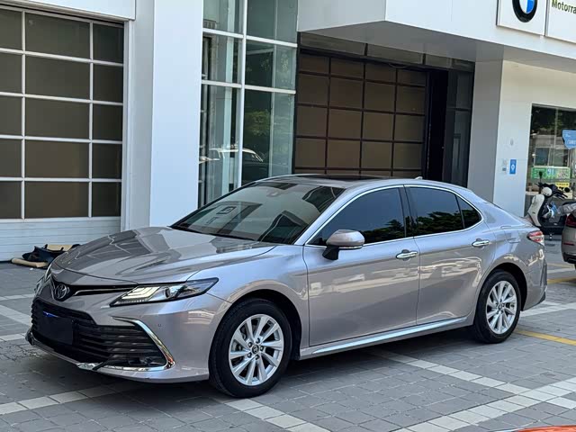 Toyota Camry 2023 — фото 1