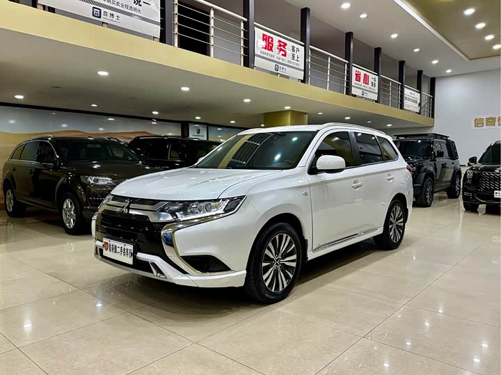 Mitsubishi Outlander 2021 — фото 1