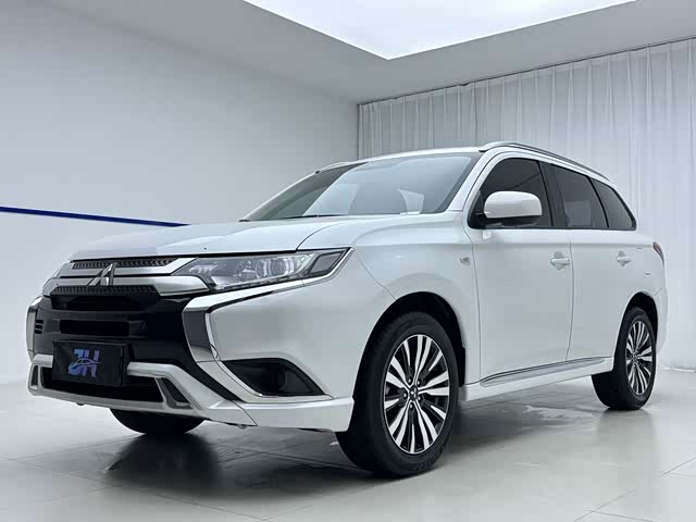 Mitsubishi Outlander 2021 — фото 1