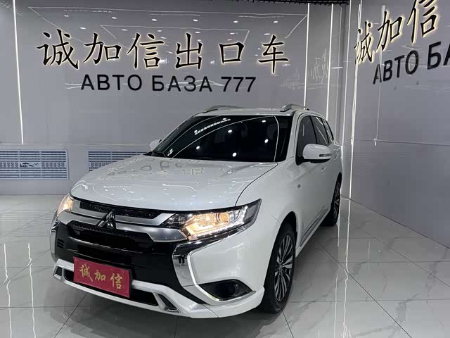 Mitsubishi Outlander 2021 — фото 1