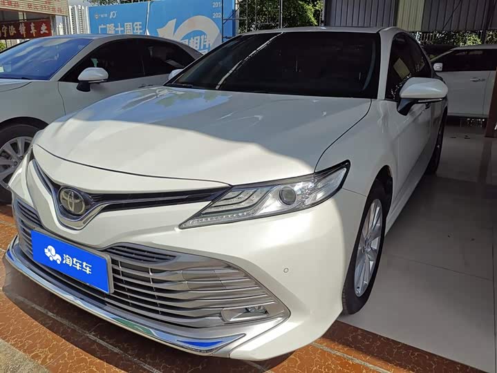 Toyota Camry 2019 — фото 1