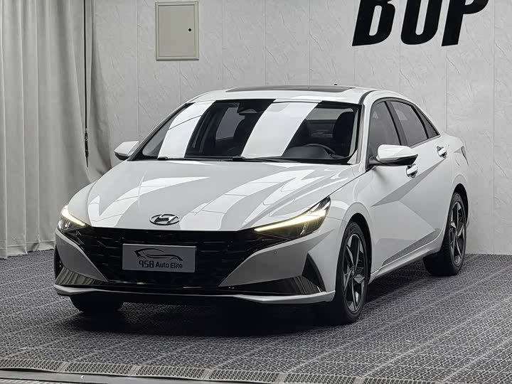 Hyundai Elantra 2022 — фото 1