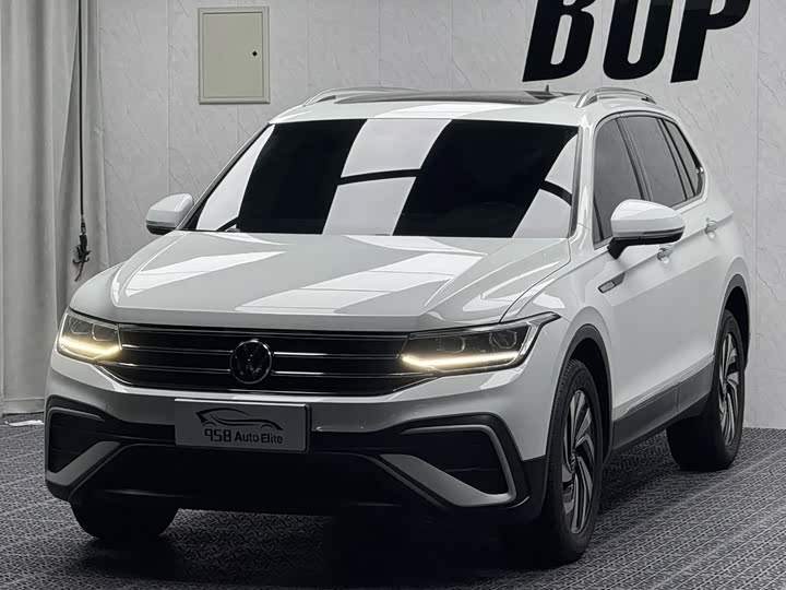 Volkswagen Tiguan L 2023 — фото 1