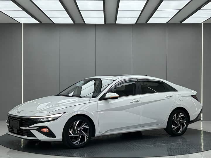 Hyundai Elantra 2023 — фото 1