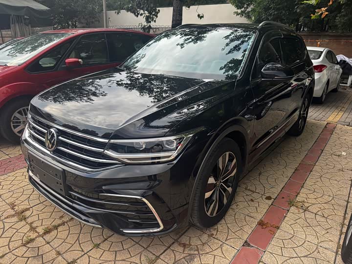 Volkswagen Tiguan L 2023 — фото 1