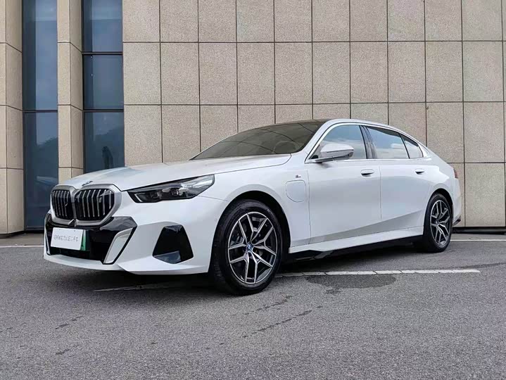 BMW BMW i5 2025 — фото 1