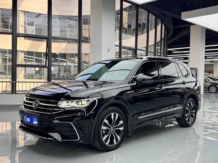 Volkswagen Tiguan L 2022 — фото 1