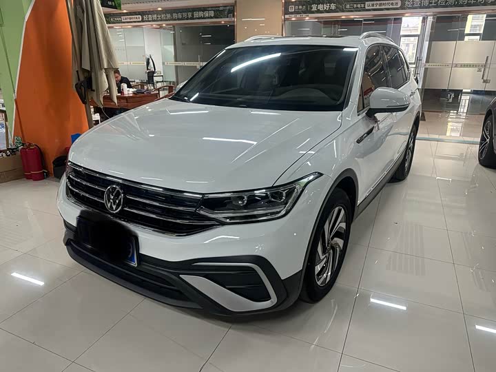 Volkswagen Tiguan L 2023 — фото 1