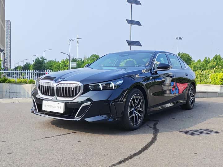 BMW BMW i5 2025 — фото 1