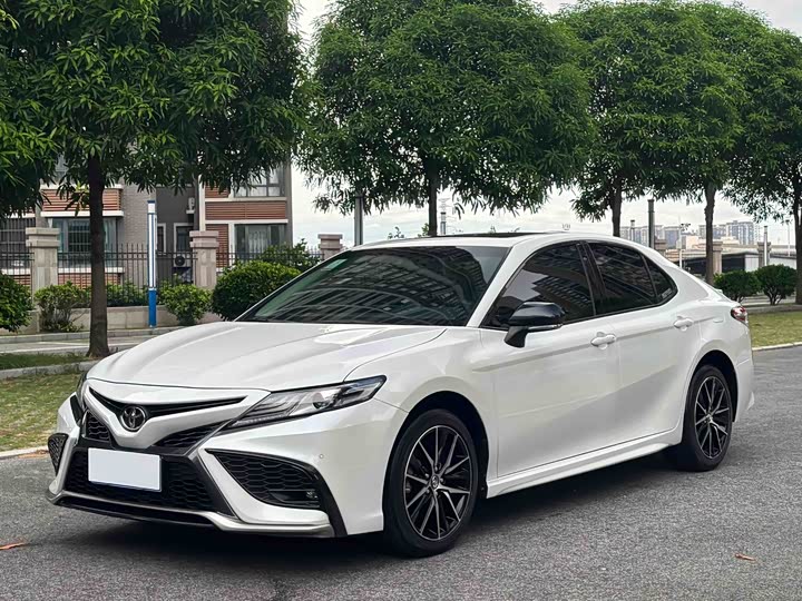Toyota Camry 2021 — фото 1