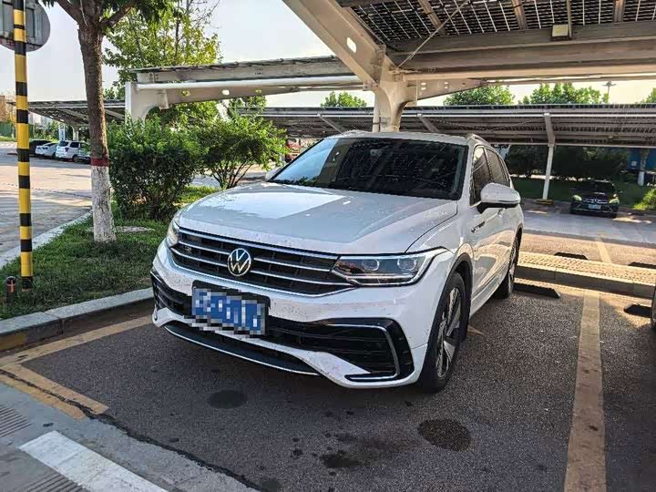 Volkswagen Tiguan L 2023 — фото 1